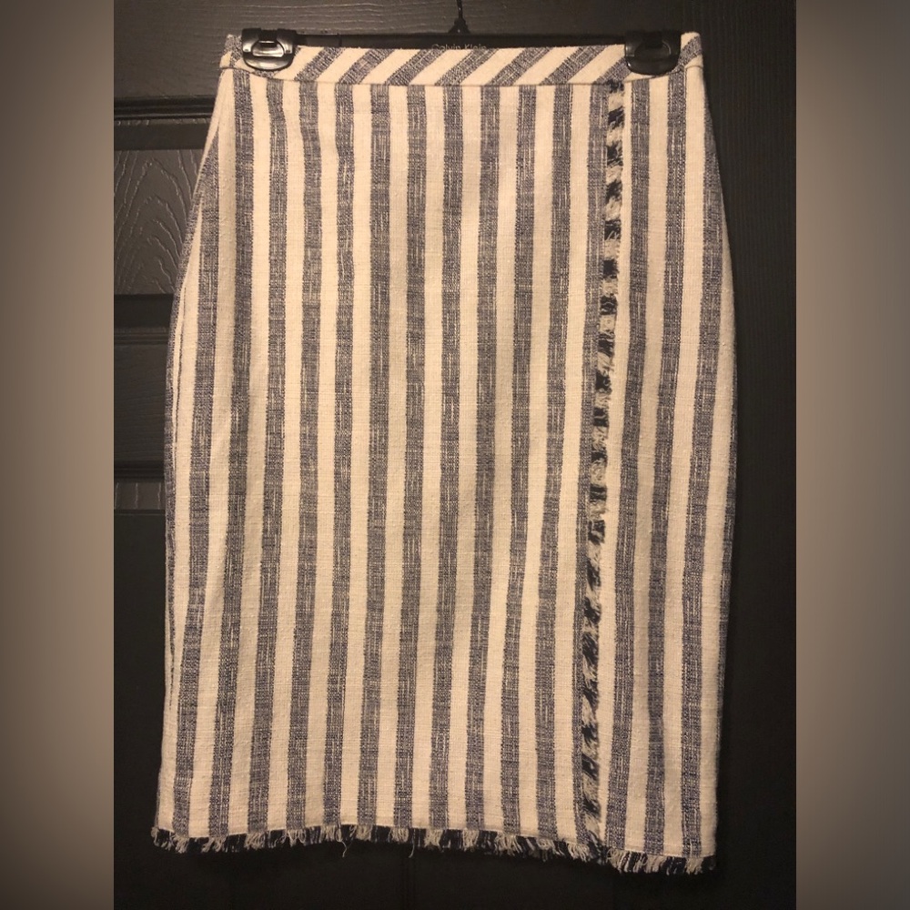 Striped Blue and White Linen-Blend Pencil Skirt
Brand: Banana Republic
Size 6